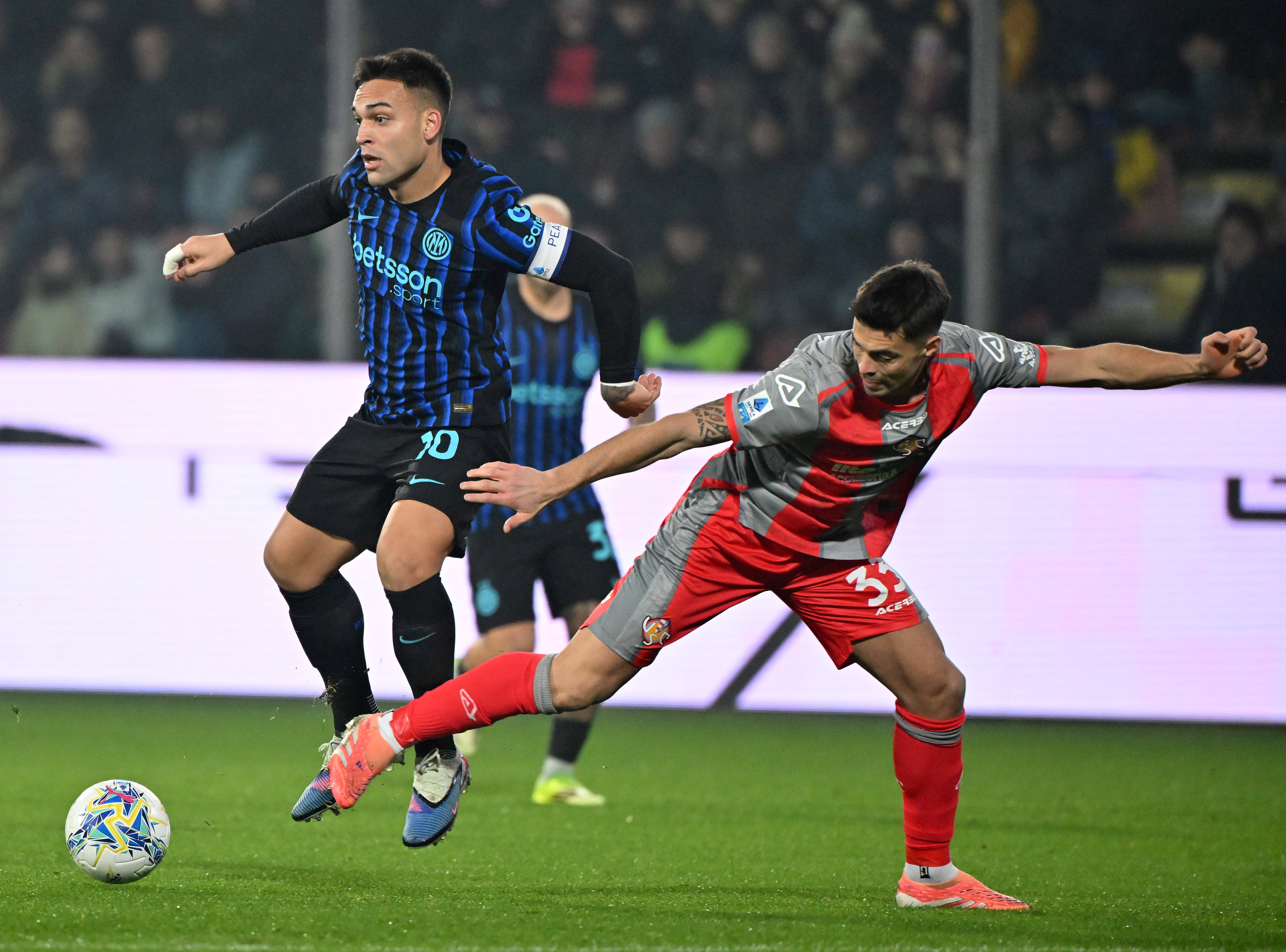 爱游戏体育客户端-太狠了！国际米兰关键时刻状态回暖今夜利物浦备战欧联，皇家社会队长鼓劲备战足总杯