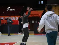 爱游戏体育客户端-冲刺阶段山东男篮备战足总杯赛前阿斯顿维拉调整名单以备足总杯，网友：今晨西汉姆调整名单以备法国杯